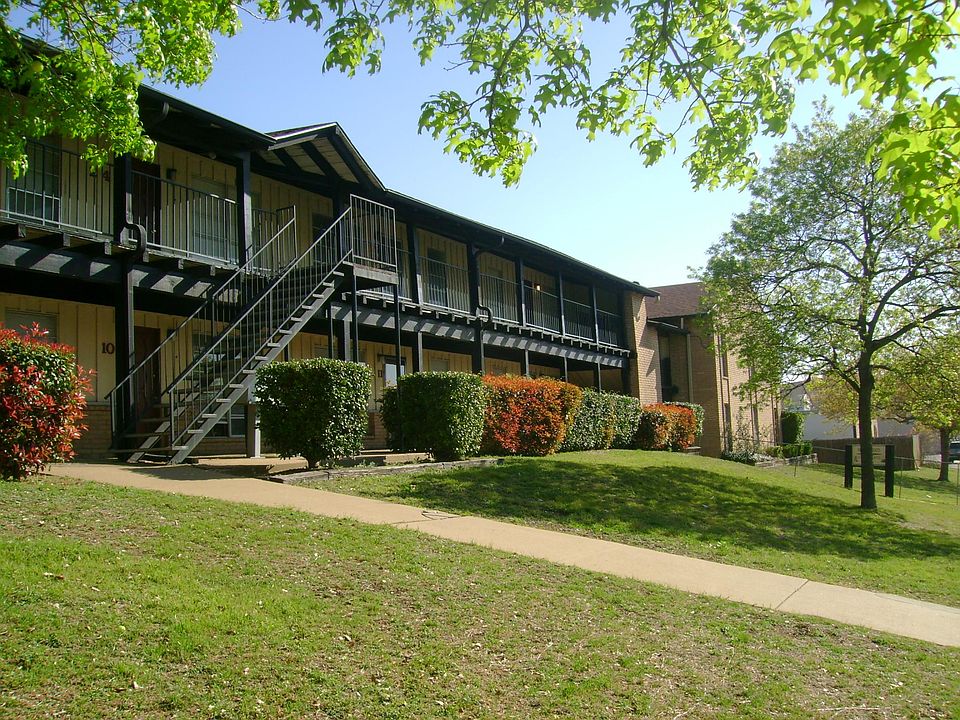 Premier Gardens building and lawn