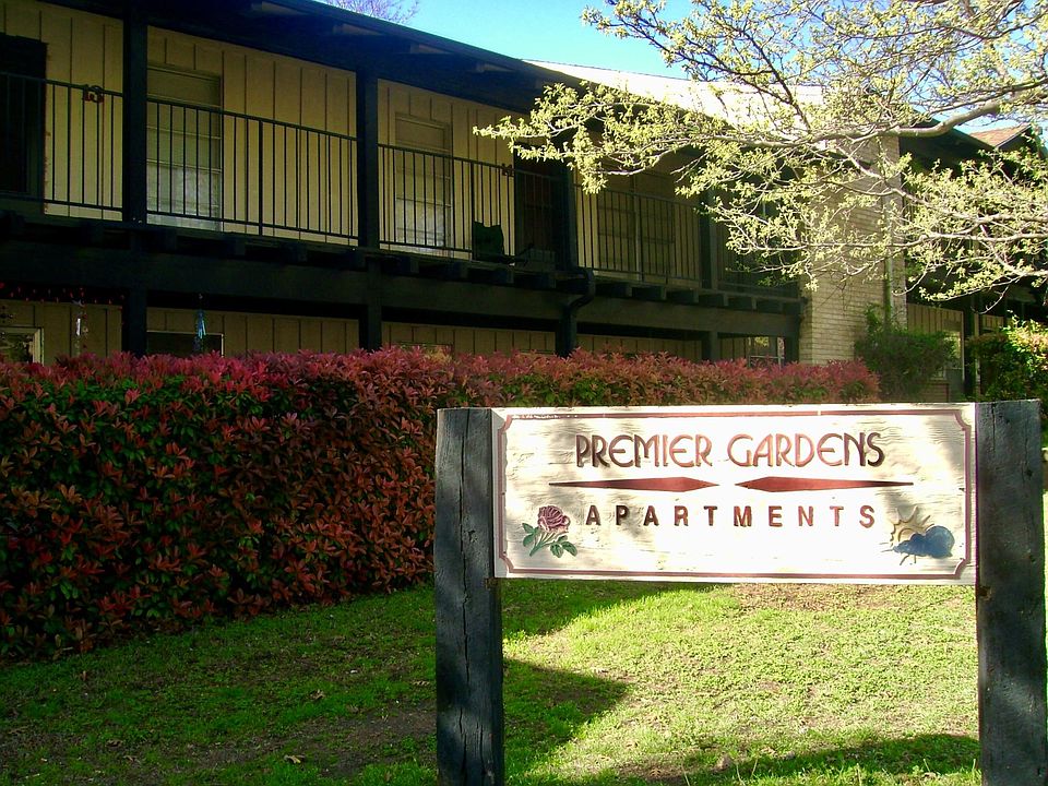 Entrada y letrero de Apartamentos Premier Gardens