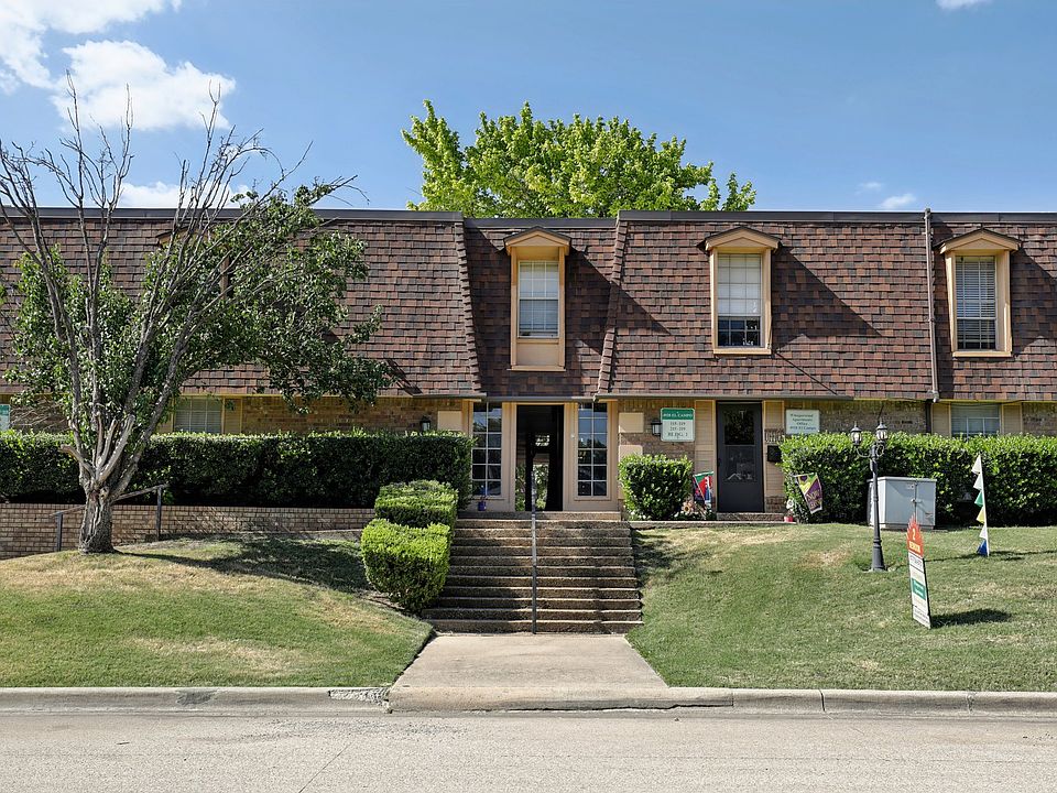 Whisperwind entrance on El Campo Ave